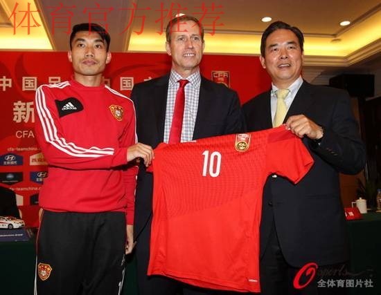佩兰正式出任中国男足主教练 蔡振华赠送队服 佩兰正式出任中国男足主教练 蔡振华赠送队服