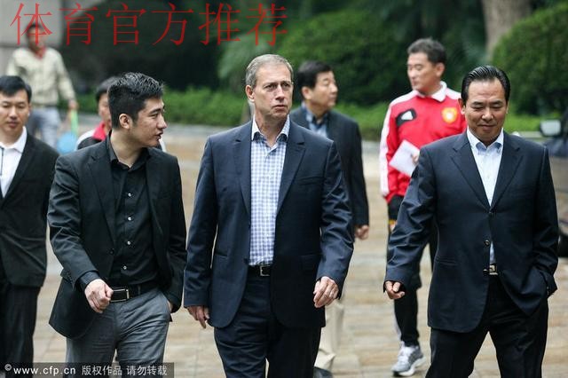 佩兰正式出任中国男足主教练 蔡振华赠送队服 佩兰正式出任中国男足主教练 蔡振华赠送队服